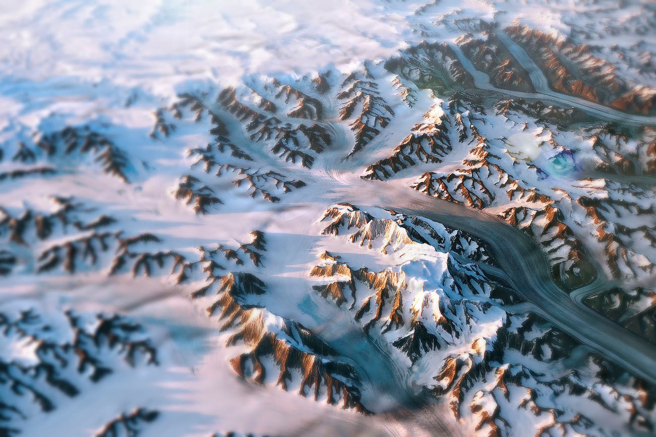 Η περιοχή που φαίνεται στην εικόνα βρίσκεται βορειοανατολικά του Gunnbjørn Fjeld, του ψηλότερου βουνού στη Γροιλανδία (Photo credit: NASA)