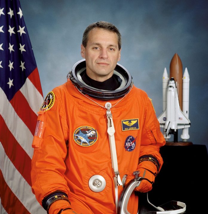 Ο κτηνίατρος και πρώην αστροναύτης Δρ. Ρίτσαρντ Μ. Λίνεχαν (Photo credits: NASA)