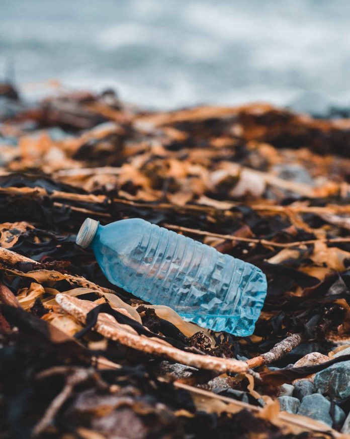 Μπορεί να χρειαστούν μέχρι και 450 χρόνια για να διασπαστεί ένα πλαστικό μπουκάλι (Photograph by Erik McLean)