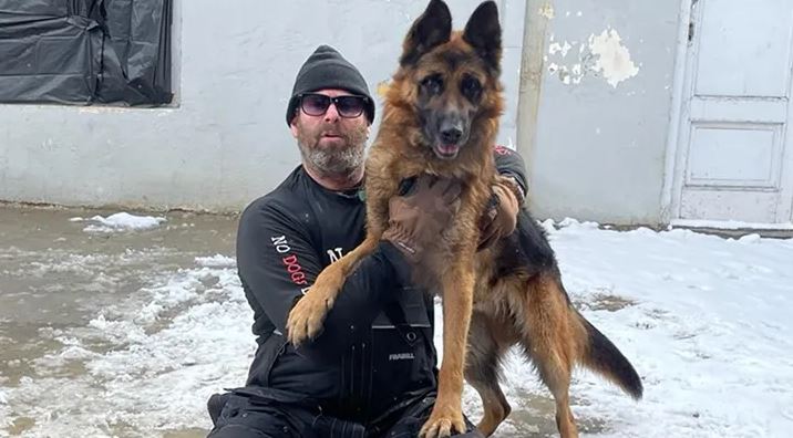 Ο Τζέφρι Μπέρι με τον σκύλο διάσωσης Ace (Η Νόβα, ένα από τα πολλά Πομεράνιαν που διασώθηκαν (Photo: No Dogs Left Behind)