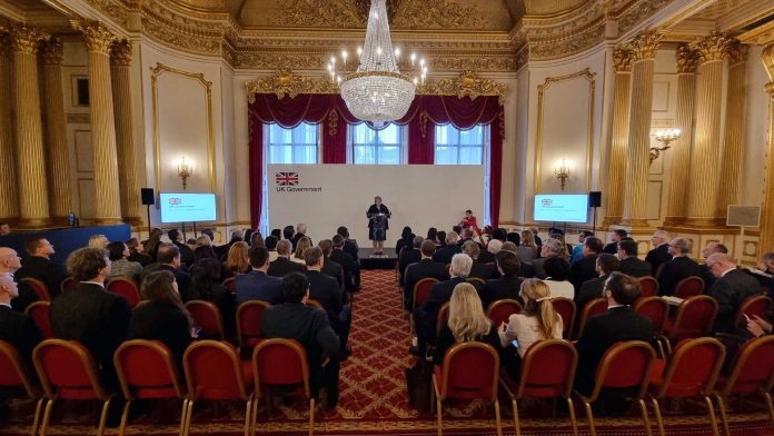 H υπουργός Περιβάλλοντος καλωσορίζει εκπροσώπους απ' όλο τον κόσμο στην εκδήλωση στο Λονδίνο (Photo: Defra UK/Twitter)