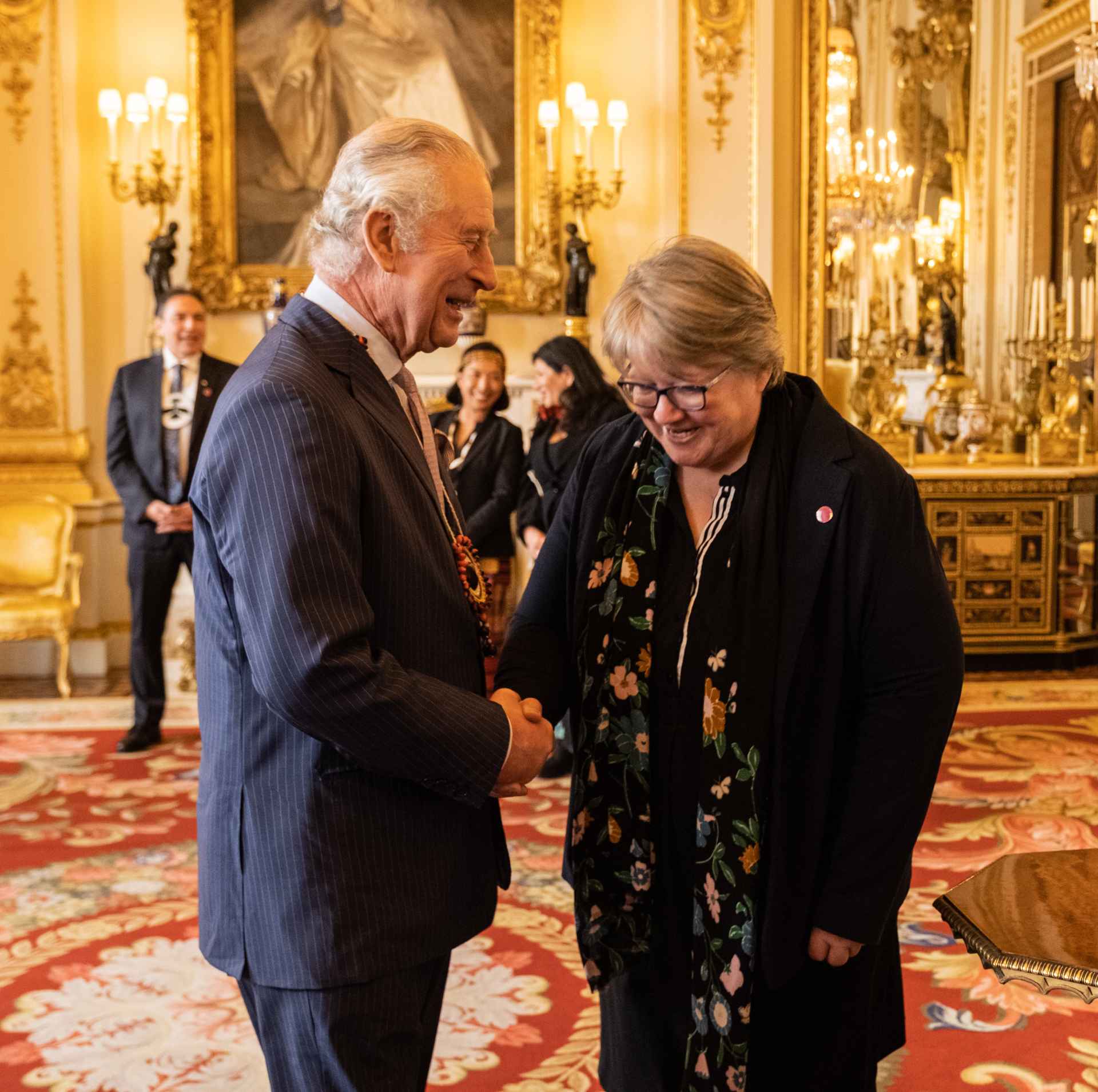 Ο βασιλιάς Κάρολος και η υπουργός Περιβάλλοντος Τερέζ Κόφι στο Παλάτι του Μπάκινγχαμ μετά την εκδήλωση (Photo: Defra UK/Twitter)