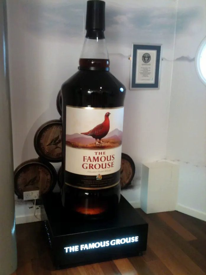 Το μεγαλύτερο, έως τότε, μπουκάλι ουίσκι στον κόσμο."The Famous Grouse", 228 λίτρα (Photograph by Liam Hallam)