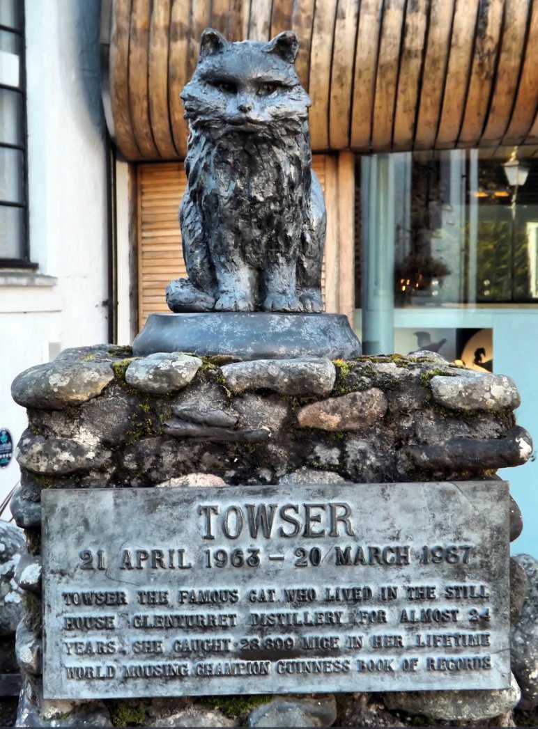 Το άγαλμα εις μνήμην της Τόουζερ στο αποστακτήριο «Glenturret» (Photo: ephotozine.com)