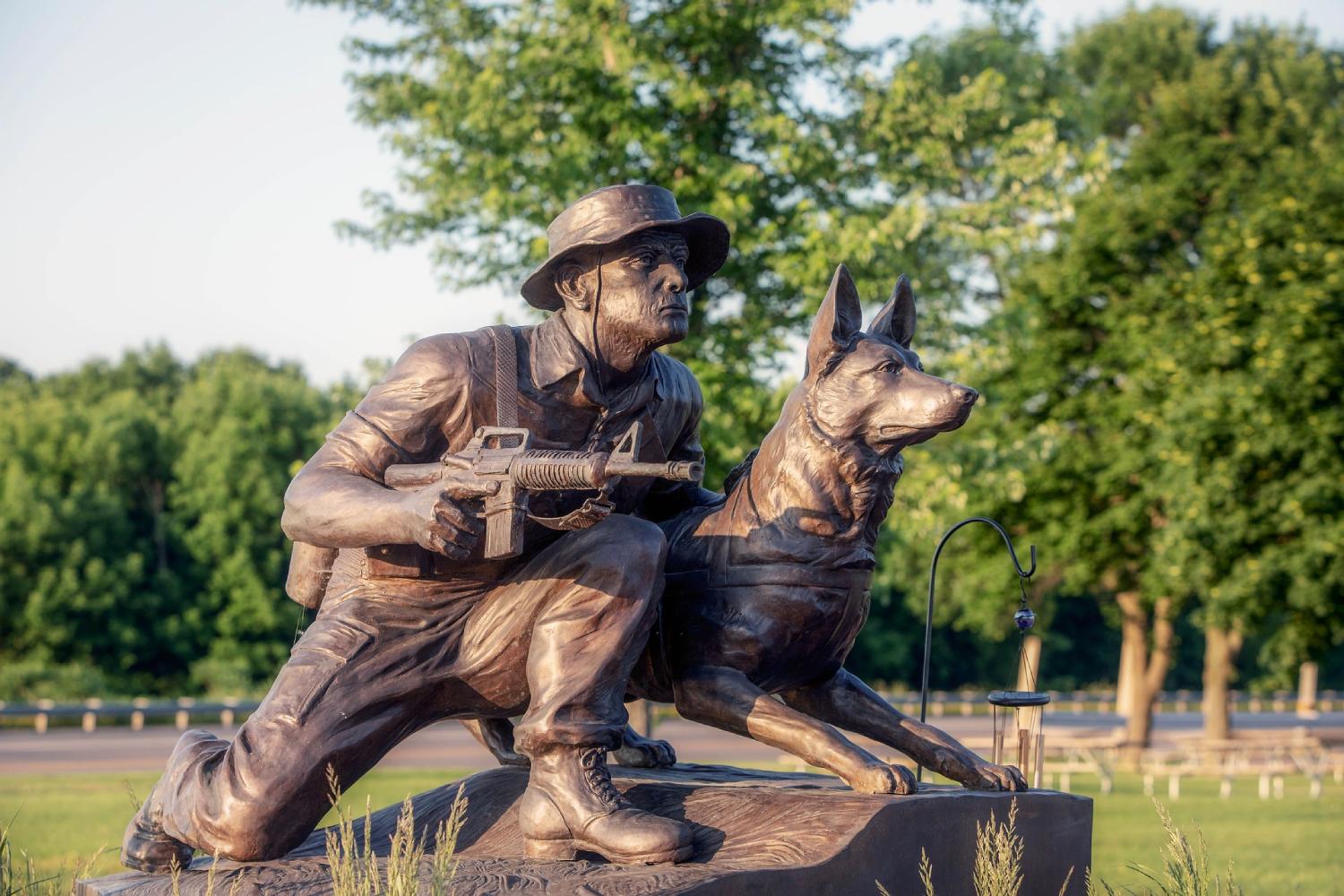 Φόρος τιμής για τους στρατιωτικούς υπηρεσιακούς σκύλους του Πολέμου του Βιετνάμ, που βρίσκεται στο Μνημείο Βετεράνων του Wisconsin Highground (Photo by Pixabay)