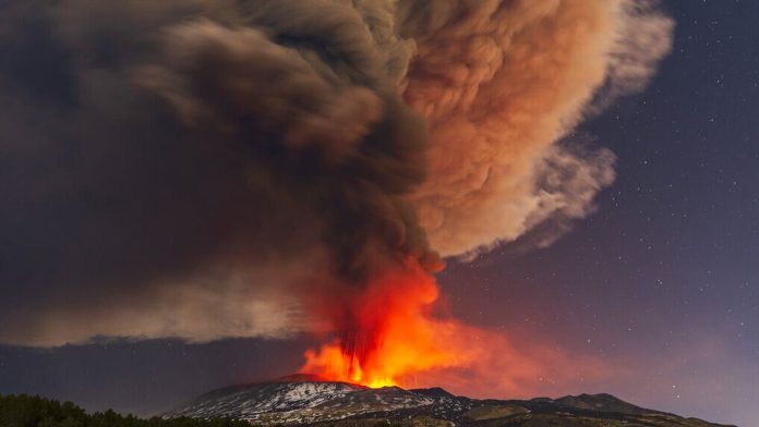 Φωτογραφία από παλαιότερη έκρηξη τού ηφαιστείου τής Αίτνας (Photo: AP/Salvatore Allegra)