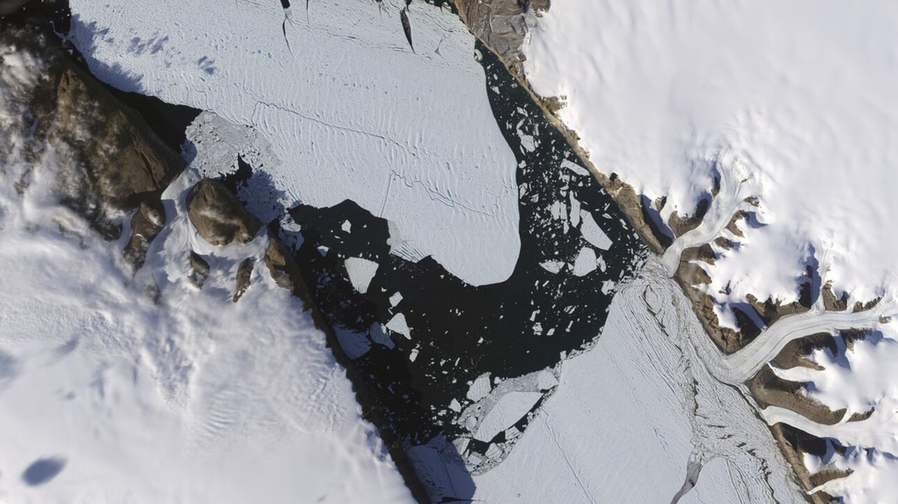 Αεροφωτογραφία της NASA και του αστεροσκοπείου Earth, όπου διακρίνεται το σπασμένο τμήμα του παγετώνα Πέτερμαν (Jesse Allen and Robert Simmon/NASA Earth Observatory via AP)