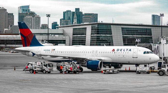 Σταθμευμένο αεροσκάφος τής Delta (Photograph by Isaac Struna/Unsplash)