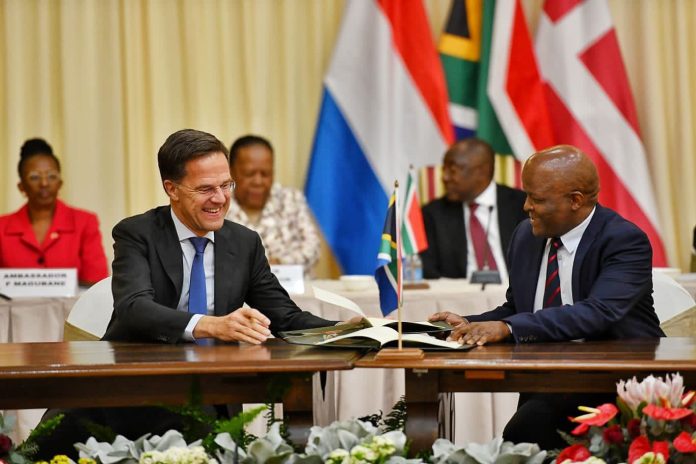 Η υπογραφή της συμφωνίας μεταξύ του πρωθυπουργού της Ολλανδίας, Μαρκ Ρούτε, και του υπηρεσιακός υπουργός ηλεκτρικής ενέργειας της Νότιας Αφρικής, Μόντλι Γκούνγκουμπελε (Photo: PresidencyZA /Twitter)