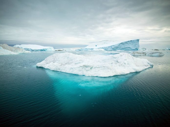 Σύμφωνα με τη νεότερη έρευνα, είναι πλέον πολύ αργά για να σωθούν οι καλοκαιρινοί θαλάσσιοι πάγοι τής Αρκτικής (Photograph by Alexander Hafemann/Unsplash)