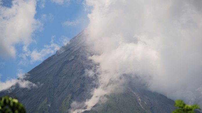 Το ηφαίστειο Μαγιόν στις Φιλιππίνες (AP Photo/John Michael Magdasoc)