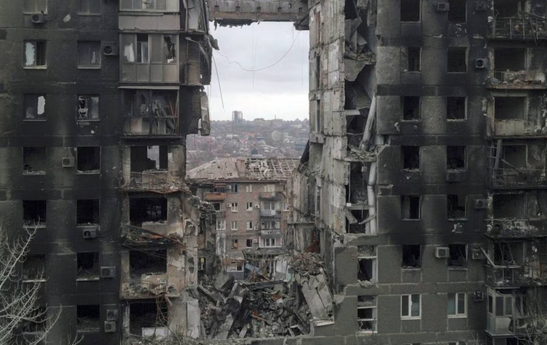 Πολυκατοικία που κατααστράφηκε κατά τη διάρκεια της σύγκρουσης Ουκρανίας-Ρωσίας στη Μαριούπολη, Ουκρανία 14 Απριλίου 2022. Φωτογραφία από drone (REUTERS/Pavel Klimov/)