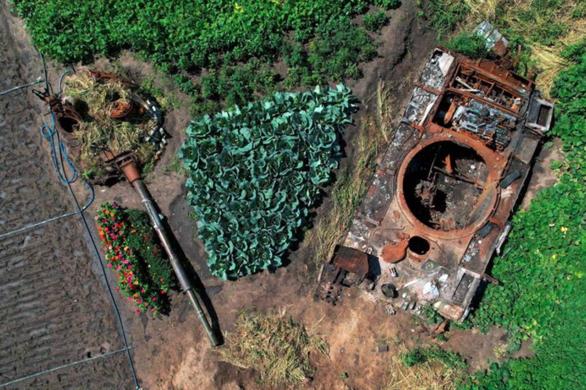 Ρωσικό τανκ, το οποίο καταστράφηκε κατά τη διάρκεια της επίθεσης της Ρωσίας στην Ουκρανία, παρατημένο στον κήπο ενός κατοίκου τού χωριού Velyka Dymerka, στην περιοχή του Κιέβου, Ουκρανία 22 Ιουλίου 2022 (Photo: REUTERS/Valentyn Ogirenko)