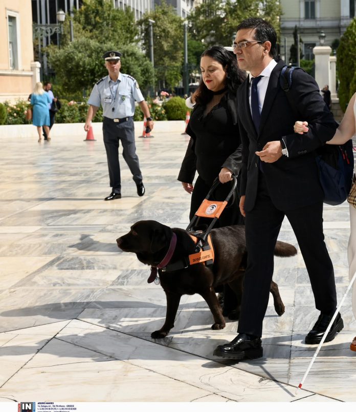 Ο πανέμορφος σκύλος-οδηγός Μπάμπου μαζί με την κηδεμόνα του, Ιωάννα Μαρία Γκέρτσου, και τον Γιώργο Σταμάτη (Photo: Ioanna-Maria Gertsou/Facebook)