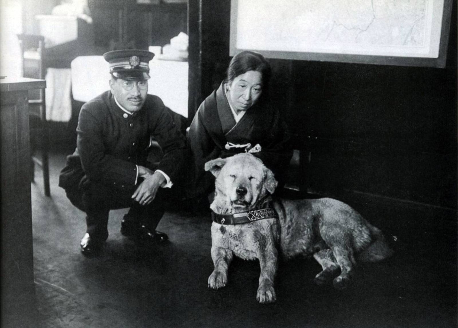 O θλιμμένος Χάτσικο περιμένει τον ιδιοκτήτη του στον σταθμό της Σιμπούγια (1933) (Photo: Twitter)