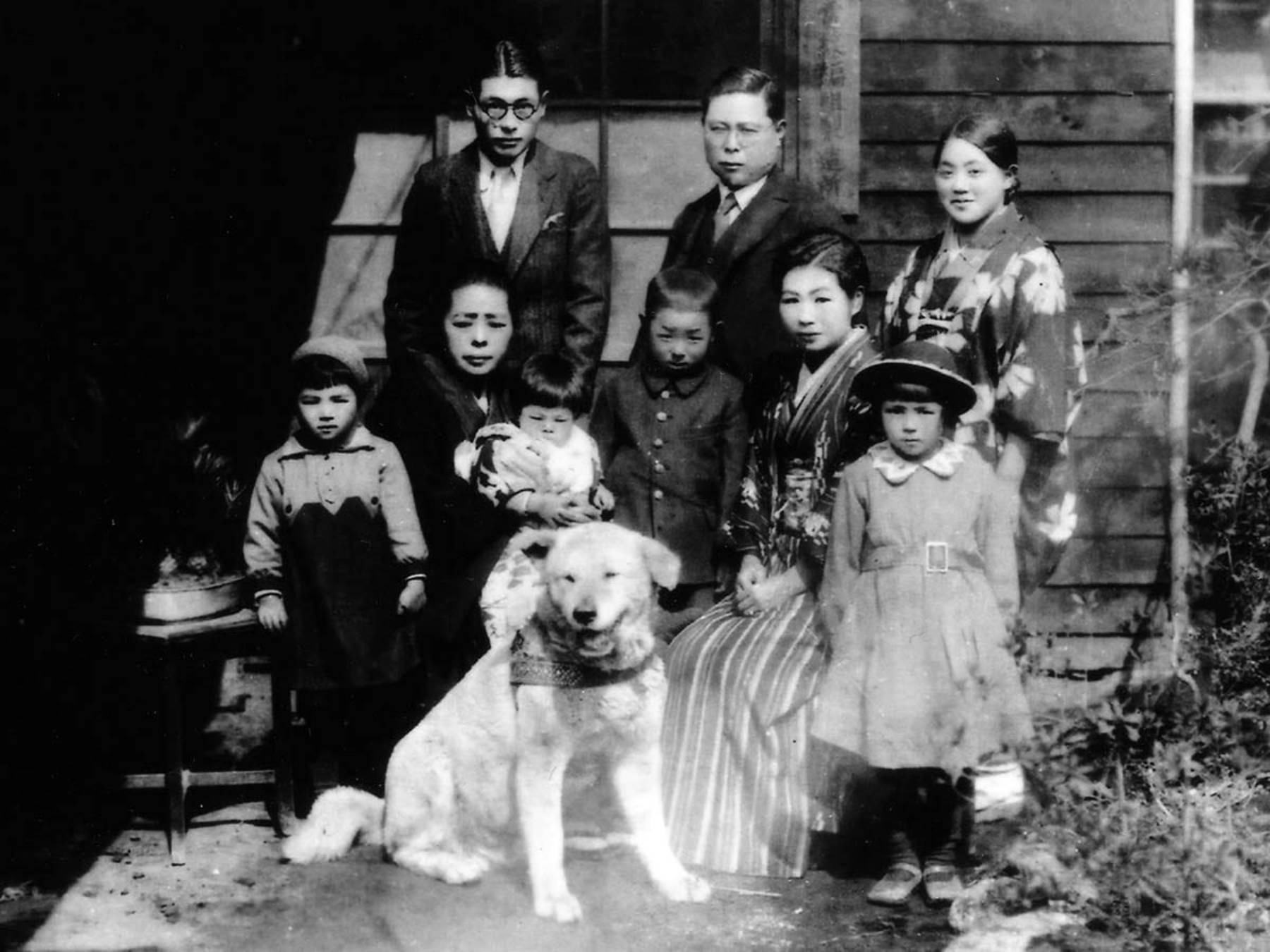 Ο Χάτσικο ευτυχισμένος μαζί με την οικογένειά του (Photo: https://www.shibukei.com/photoflash/7332/)