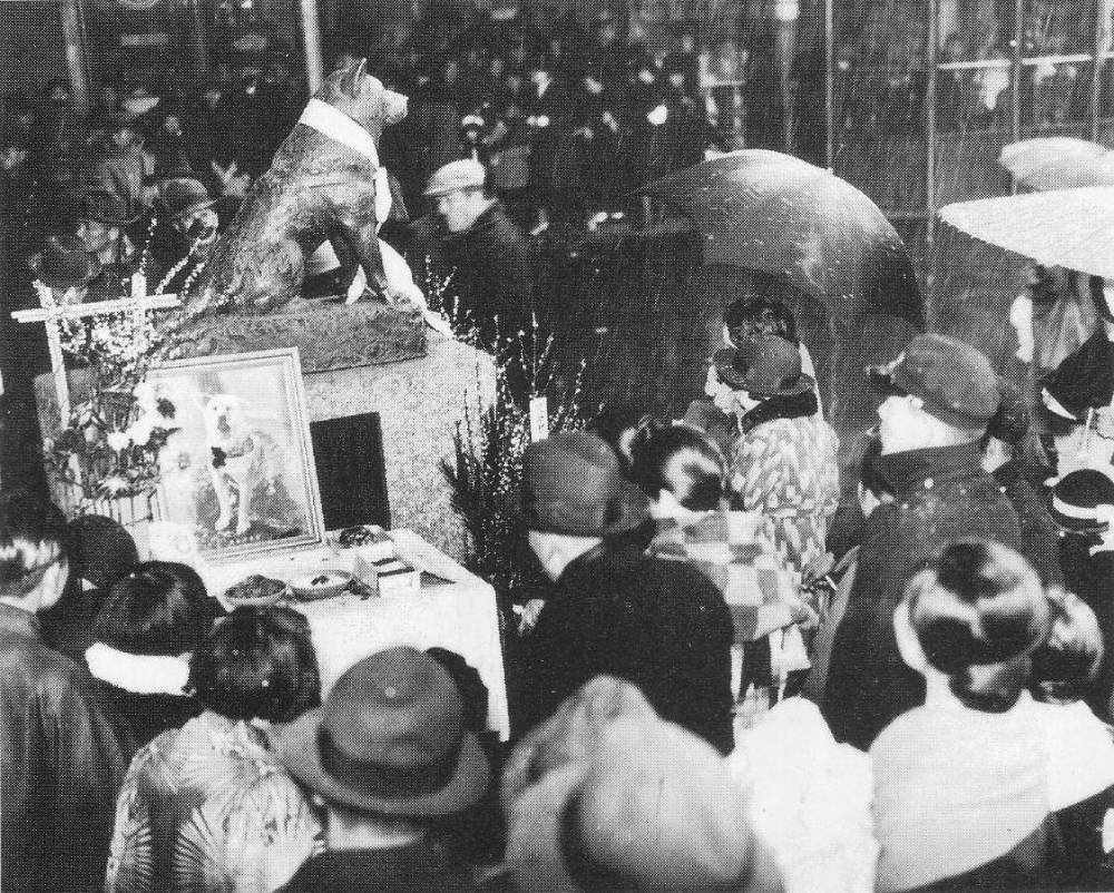H πρώτη επέτειος του θανάτου του Χάτσικο, 8 Μαρτίου 1936 (Photo: "Showa Day by Day" volume 4, Kodansha Co., 1989. 『昭和 二万日の全記録 第4巻』講談社、1989年、p.53)