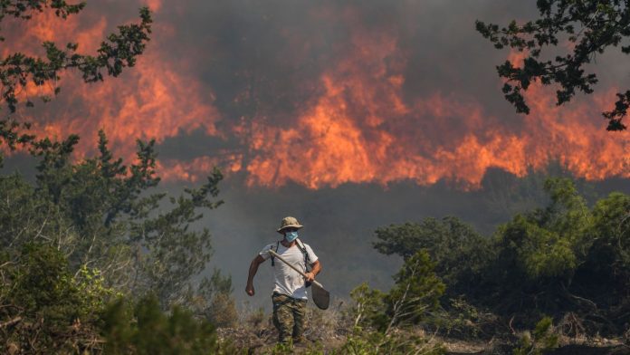 Φλόγες καίνε το δάσος στο χωριό Βάτι της Ρόδου (Photo: Associated Press)