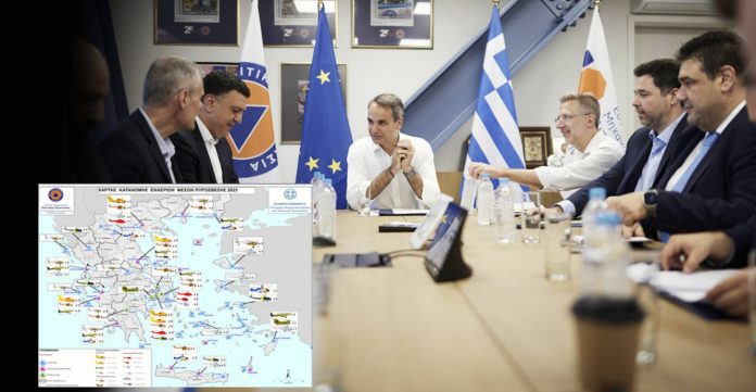 Ο πρωθυπουργός, Κυριάκος Μητσοτάκης, επισκέφθηκε το υπουργείο Κλιματικής Κρίσης και Πολιτικής Προστασίας (Photo: protothema.gr)