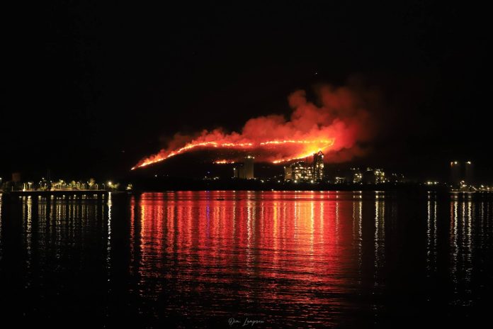 Από το απόγευμα της Πέμπτης, οι πυροσβεστικές δυνάμεις που επιχειρούν για την κατάσβεση της φωτιάς αυξάνονται διαρκώς (Photo: Facebook)