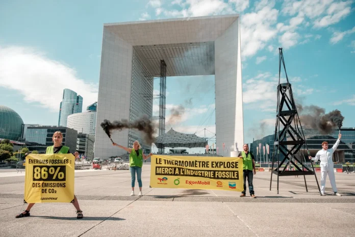 Διαμαρτυρία ακτιβιστών κατά της βιομηχανίας ορυκτών καυσίμων (Photo: Greenpeace/Twitter)